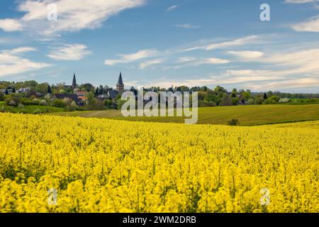 Blick auf ratingen homberg über Rapsfeld im Frühling und wolkenblauem Himmel Stockfoto