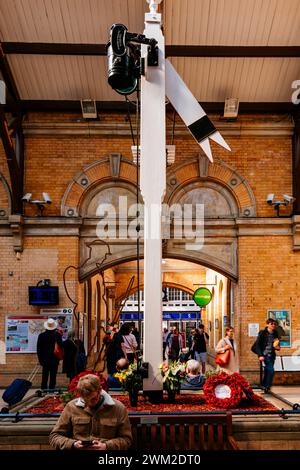 19. Jahrhundert Nordostbahn Fernsignal. Bahnhofshalle von York. York, North Yorkshire, Yorkshire und The Humber, England, Vereinigtes Königreich Stockfoto