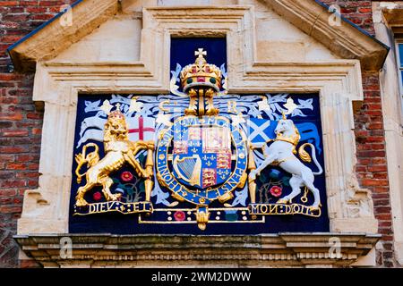 Wappen Karl I. vor dem Herrenhaus des Königs. Das Gebäude der Klasse I ist denkmalgeschützt in York, England, und gehört zur University of York. York, North York Stockfoto