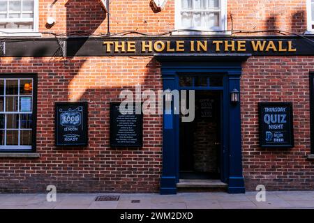 Facade Hole in the Wall, traditioneller Pub. High Petergate Street. York, North Yorkshire, Yorkshire und The Humber, England, Vereinigtes Königreich, Europa Stockfoto