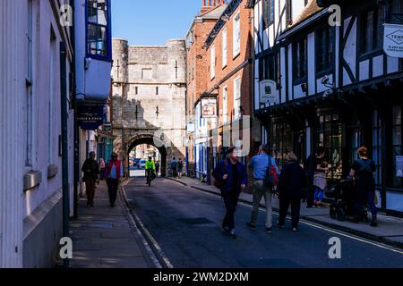 High Petergate und Bootham Bar, von innen gesehen, einer der vier Haupteingänge zur römischen Festung. Bootham Bar war das letzte Tor, das verloren hat Stockfoto