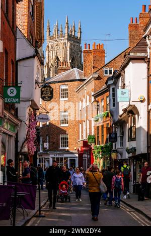 Blick in Nordwesten entlang des Low Petergate, mit den Türmen des York Minster im Hintergrund. York, North Yorkshire, Yorkshire und The Humber, England, United King Stockfoto