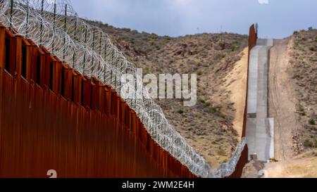 Jacumba Hot Springs, CA, USA. Februar 2024. Die Grenzmauer von Jacumba Hot Springs in Kalifornien befestigt die Grenze zwischen den USA und Mexiko, geht auf Sicherheitsbedenken ein und verwaltet die Einwanderung in der Region (Foto: © Walter G Arce SR Grindstone Medi/ASP) NUR REDAKTIONELLE VERWENDUNG! Nicht für kommerzielle ZWECKE! Stockfoto