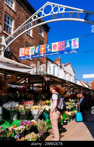 Eintritt zum Shambles Market, Schild mit Metallbogen. York, North Yorkshire, Yorkshire und The Humber, England, Vereinigtes Königreich, Europa Stockfoto