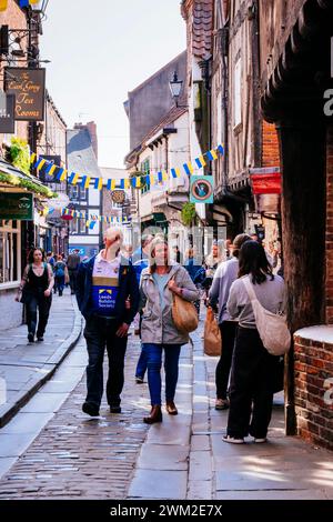 The Shambles ist eine historische Straße in York, England, mit erhaltenen mittelalterlichen Gebäuden, die teilweise bis ins 14. Jahrhundert zurückreichen. York, Nord-Y Stockfoto