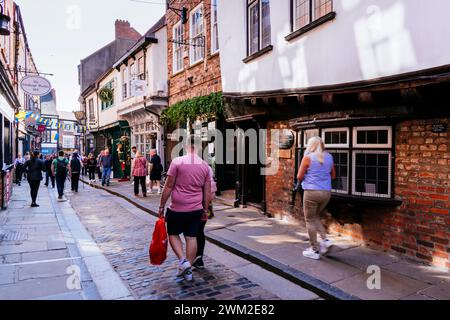 The Shambles ist eine historische Straße in York, England, mit erhaltenen mittelalterlichen Gebäuden, die teilweise bis ins 14. Jahrhundert zurückreichen. York, Nord-Y Stockfoto