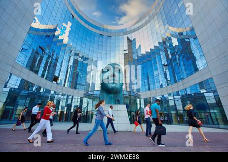 Skulptur „tête Monumentale“ von Igor Mitoraj. KPMG-Gebäude. La Defense. Paris. Frankreich. Europa. Stockfoto