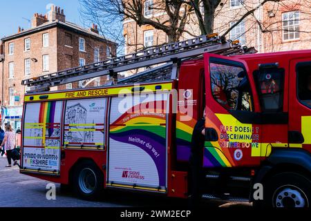 Feuerwehrauto lackiert zur Unterstützung von Yorkshire Pride. York, North Yorkshire, Yorkshire und The Humber, England, Vereinigtes Königreich, Europa Stockfoto