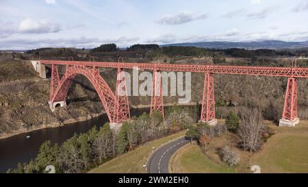 Aus der Vogelperspektive des Garabit Viaduct, Viaduct de Garabit über den Truyère River, Eisenbahnstrecke zwischen Marvejols und Neussargues, Kantal, Frankreich Stockfoto