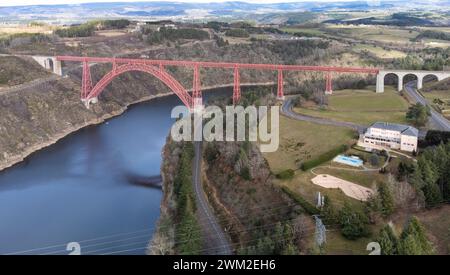 Aus der Vogelperspektive des Garabit Viaduct, Viaduct de Garabit über den Truyère River, Eisenbahnstrecke zwischen Marvejols und Neussargues, Kantal, Frankreich Stockfoto