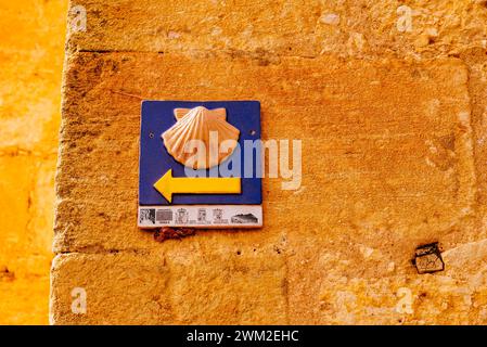 Keramikplatte mit der gelben Schale, Symbol des Jakobsweges. Zamarramala, Segovia, Castilla y León, Spanien, Europa Stockfoto