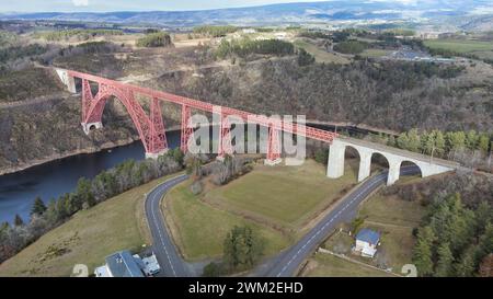 Aus der Vogelperspektive des Garabit Viaduct, Viaduct de Garabit über den Truyère River, Eisenbahnstrecke zwischen Marvejols und Neussargues, Kantal, Frankreich Stockfoto