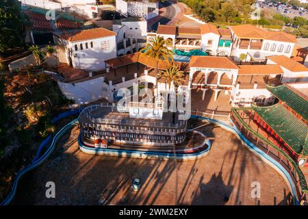Blick von der Seilbahn auf den Vergnügungspark Tivoli, derzeit geschlossen. Arrollo de la Miel, Benalmádena, Málaga, Spanien, Europa Stockfoto