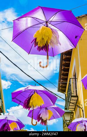 Violette Regenschirme sorgen während des Lavendelfestes für Schatten in einer engen Straße. Brihuega, La Alcarria, Guadalajara, Castilla La Mancha, Spanien, Europa Stockfoto
