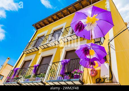 Violette Regenschirme sorgen während des Lavendelfestes für Schatten in einer engen Straße. Brihuega, La Alcarria, Guadalajara, Castilla La Mancha, Spanien, Europa Stockfoto