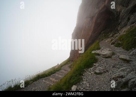 Wanderweg auf dem ,,Großen Mythen', einem wunderschönen Berg 1.898 m hoch im Kanton Schwyz in der Schweiz. Stockfoto