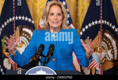 Washington, USA. Februar 2024. First Lady Dr. Jill Biden hält während des Wintertreffens der National Governors Association am Freitag, den 23. Februar 2024, im East Room des Weißen Hauses. Die Biden-Regierung kündigte am 21. Februar an, dass etwa 150.000 Kreditnehmer im Rahmen des einkommensorientierten Rückzahlungsprogramms SAVE insgesamt 1,2 Milliarden Dollar an Schuldenschulden erhalten werden. Fotograf: Leigh Vogel/Pool/SIPA USA Credit: SIPA USA/Alamy Live News Stockfoto