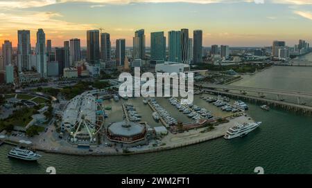 Luftaufnahme des Miami Observation Wheel am Bayside Marketplace mit Reflexionen im Wasser der Biscayne Bay und hoch beleuchteten Wolkenkratzern Stockfoto