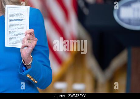 Washington, USA. Februar 2024. First Lady Dr. Jill Biden hält während des Wintertreffens der National Governors Association am Freitag, den 23. Februar 2024, im East Room des Weißen Hauses. Die Biden-Regierung kündigte am 21. Februar an, dass etwa 150.000 Kreditnehmer im Rahmen des einkommensorientierten Rückzahlungsprogramms SAVE insgesamt 1,2 Milliarden Dollar an Schuldenschulden erhalten werden. Fotograf: Leigh Vogel/Pool/SIPA USA Credit: SIPA USA/Alamy Live News Stockfoto