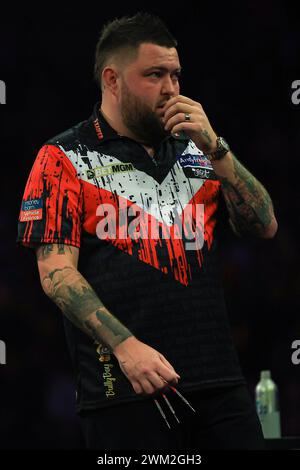 Newcastle, Großbritannien. Februar 2024. Michael Smith reagierte während der BetMGM Premier League Darts Night 4 2024 in der Utilita Arena in Newcastle, England, Großbritannien am 22. Februar 2024 Credit: Every Second Media/Alamy Live News Stockfoto