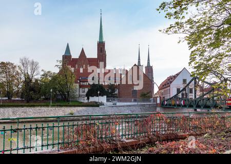 BRESLAU, POLEN - 4. NOVEMBER 2023: Dies ist ein Blick auf die Kirchtürme auf der Tumski-Insel vom Peter-Wlastowitsch-Boulevard. Stockfoto