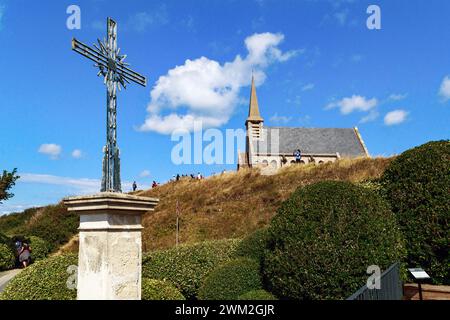 ETRETAT, FRANKREICH - 1. SEPTEMBER 2019: Dies ist ein Blick auf die Kapelle unserer Lieben Frau von der Garde, die sich auf der östlichen Erhebung der Stadt befindet. Stockfoto