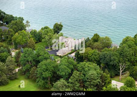 Amerikanische Traumhäuser am Seeufer von Ontario als Beispiel für die Immobilienentwicklung in US-Vororten. Blick von oben auf Wohnhäuser am Wasser Stockfoto