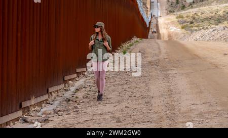 Jacumba, CA, USA. Februar 2024. Verzweifelter Migrant navigiert die Grenzmauer von Jacumba, sucht illegale Einreise in die Vereinigten Staaten und hebt die aktuellen Herausforderungen der Einwanderung hervor (Credit Image: © Walter G Arce SR Grindstone Medi/ASP) NUR REDAKTIONELLE VERWENDUNG! Nicht für kommerzielle ZWECKE! Stockfoto