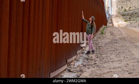 Jacumba, CA, USA. Februar 2024. Verzweifelter Migrant navigiert die Grenzmauer von Jacumba, sucht illegale Einreise in die Vereinigten Staaten und hebt die aktuellen Herausforderungen der Einwanderung hervor (Credit Image: © Walter G Arce SR Grindstone Medi/ASP) NUR REDAKTIONELLE VERWENDUNG! Nicht für kommerzielle ZWECKE! Stockfoto