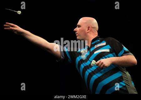 Newcastle, Großbritannien. Februar 2024. Rob Cross wirft 2024 während der BetMGM Premier League Darts Night 4 in der Utilita Arena in Newcastle, England, Großbritannien am 22. Februar 2024 Credit: Every Second Media/Alamy Live News Stockfoto