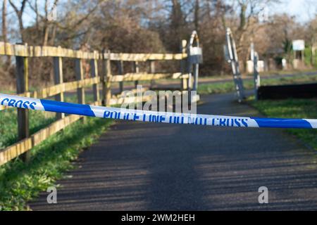 Colnbrook, Slough, Berkshire, Großbritannien. Februar 2024. Die Thames Valley Police appelliert an Zeugen nach einem tödlichen Straßenunfall, bei dem der Fahrer nicht anhalten konnte. Der Vorfall ereignete sich gestern Abend gegen 17:35 Uhr in Horton Road, Colnbrook, Berkshire an der Kreuzung mit Beacon Court. Ein dunkler Van kollidierte mit einem 18-jährigen männlichen Fußgänger. Ein 34 alter Mann und eine 33 alte Frau, beide aus Slough, wurden seither wegen des Verdachts verhaftet, durch gefährliches Fahren Wetter verursacht zu haben. Quelle: Maureen McLean/Alamy Live News Stockfoto