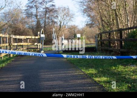 Colnbrook, Slough, Berkshire, Großbritannien. Februar 2024. Die Thames Valley Police appelliert an Zeugen nach einem tödlichen Straßenunfall, bei dem der Fahrer nicht anhalten konnte. Der Vorfall ereignete sich gestern Abend gegen 17:35 Uhr in Horton Road, Colnbrook, Berkshire an der Kreuzung mit Beacon Court. Ein dunkler Van kollidierte mit einem 18-jährigen männlichen Fußgänger. Ein 34 alter Mann und eine 33 alte Frau, beide aus Slough, wurden seither wegen des Verdachts verhaftet, durch gefährliches Fahren Wetter verursacht zu haben. Quelle: Maureen McLean/Alamy Live News Stockfoto