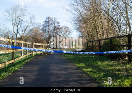 Colnbrook, Slough, Berkshire, Großbritannien. Februar 2024. Die Thames Valley Police appelliert an Zeugen nach einem tödlichen Straßenunfall, bei dem der Fahrer nicht anhalten konnte. Der Vorfall ereignete sich gestern Abend gegen 17:35 Uhr in Horton Road, Colnbrook, Berkshire an der Kreuzung mit Beacon Court. Ein dunkler Van kollidierte mit einem 18-jährigen männlichen Fußgänger. Ein 34 alter Mann und eine 33 alte Frau, beide aus Slough, wurden seither wegen des Verdachts verhaftet, durch gefährliches Fahren Wetter verursacht zu haben. Quelle: Maureen McLean/Alamy Live News Stockfoto