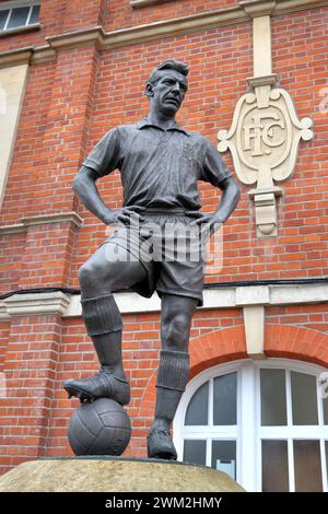 Statue von Johnny Haynes (1934–2005), Fulhams berühmtester Spieler, vor dem Craven Cottage Stadion Stockfoto