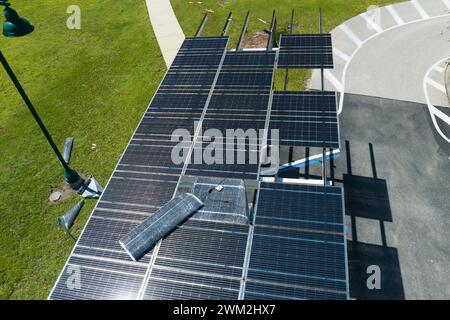 Beschädigt durch Hurrikanwind, Photovoltaik-Solarpaneele auf dem Dach des Parkplatzes zur Erzeugung von ökologischem Strom. Folgen von Nat Stockfoto