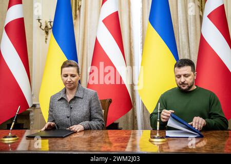 Der dänische Premierminister Mette Frederiksen (S) und der ukrainische Präsident Wolodymyr Zelenskyj unterzeichnen am Freitag, den 23. Februar 2024, ein Abkommen über Sicherheitsverpflichtungen, das sicherstellt, dass die militärische Unterstützung für die Ukraine, den Potocki-Palast in Lemberg, fortgesetzt wird. (Foto: Mads Claus Rasmussen/Ritzau Scanpix) Stockfoto