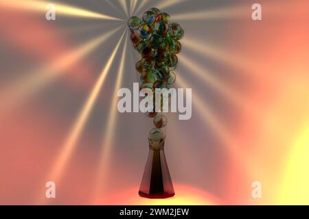 Nahaufnahme eines Champagnerglases gefüllt mit Glasmarmor isoliert vor farbigem Hintergrund Stockfoto