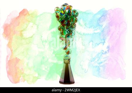 Nahaufnahme eines Champagnerglases gefüllt mit Glasmarmor isoliert vor farbigem Hintergrund Stockfoto