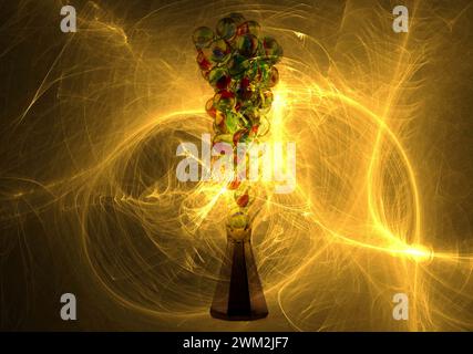 Nahaufnahme eines Champagnerglases gefüllt mit Glasmarmor isoliert vor farbigem Hintergrund Stockfoto