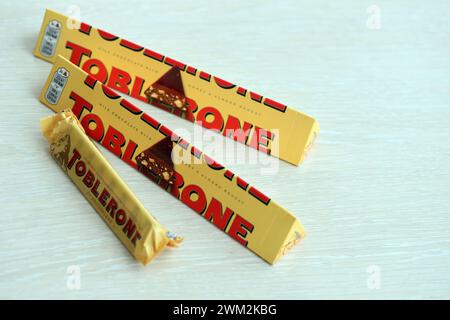 KIEW, UKRAINE - 31. OKTOBER 2023 gelbe Toblerone Schokoladenriegel. Toblerone entstand um 1908 in der Schweiz und wurde von Theodor Tobler gegründet Stockfoto