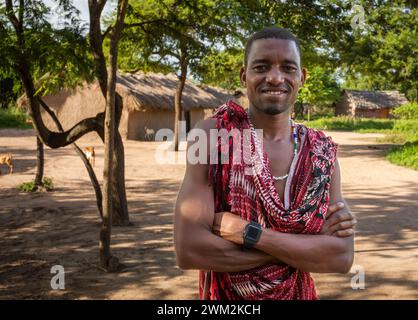 Ein männlicher Maasai-Krieger mit shuka in seinem Dorf in Mikumi, Tansania Stockfoto