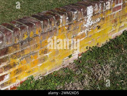 Weiße Ausblendung und gelbe Form auf Ziegeln Stockfoto