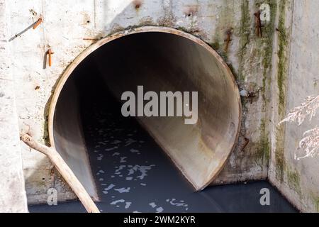 Ein Kanalrohr mit großem Durchmesser, in das Schlamm fließt Stockfoto