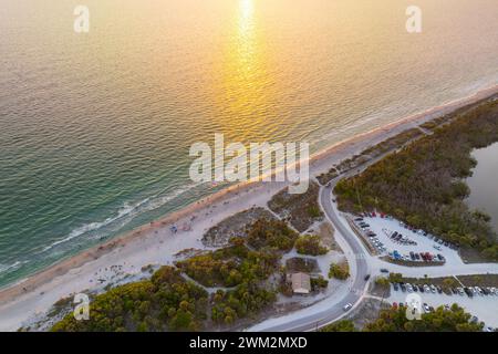 Parkplatz am Florida Blind Pass Beach auf Manasota Key, USA. Parkplatz für Fahrzeuge mit Autos, die auf dem Parkplatz am Meer geparkt sind. Sommerurlaub an Stockfoto