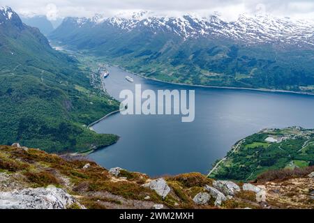 Malerische Aussicht vom Gipfel des Loen Skylift auf Nordfjord und Olden, Norwegen Stockfoto