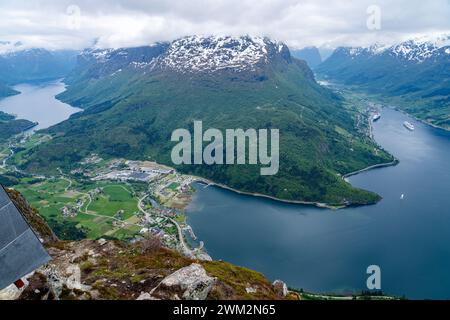 Malerische Aussicht vom Gipfel des Loen Skylift auf Nordfjord und Olden, Norwegen Stockfoto