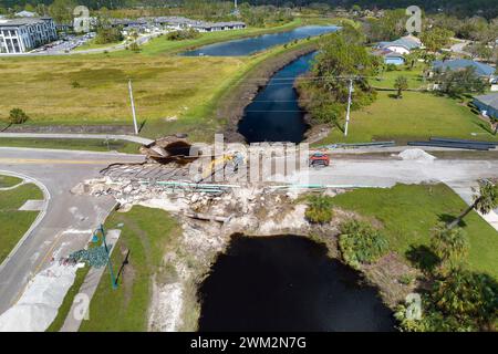 Reparatur zerstörter Brücke nach Hurrikanflut in Florida. Wiederaufbau beschädigter Straßen nach abgespültem Asphalt durch Hochwasser. Bauausführung Stockfoto