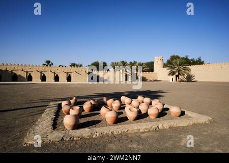 Al Jahili Fort, Al Ain, VAE, zeigt eine Kunstinstallation im zentralen Innenhof. Stockfoto