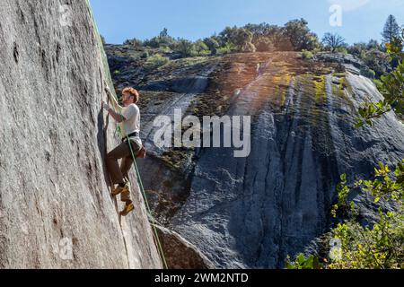 Rock Climber klettert auf einer Route auf Granit in Placerville, Kalifornien Stockfoto