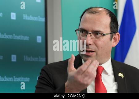 Washington, USA. Februar 2024. Simcha Rothman, Mitglied der Religious Zionist Party, spricht heute am 23. Februar 2024 im Hudson Institute/Think Tank in Washington DC, USA über die Welt vor und nach dem 7. Oktober. (Foto: Lenin Nolly/SIPA USA) Credit: SIPA USA/Alamy Live News Stockfoto